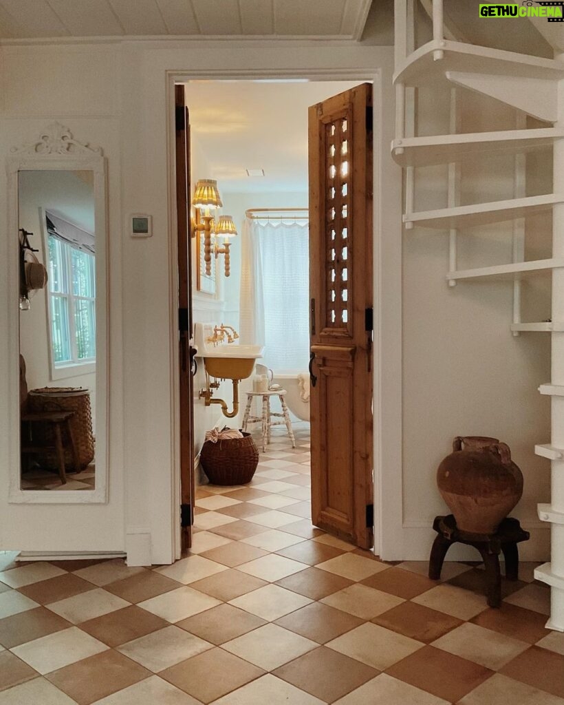 Ty Pennington Instagram - Came home to find our AC had gone out so we spent the night in the carriage house ✨#beourguest #carriagehouse #cozy #cottage #1800 #checkerboard #checkerboardfloor #bathroomdesign #spiralstaircase #guesthouse #typenningtondesign Savannah, Georgia