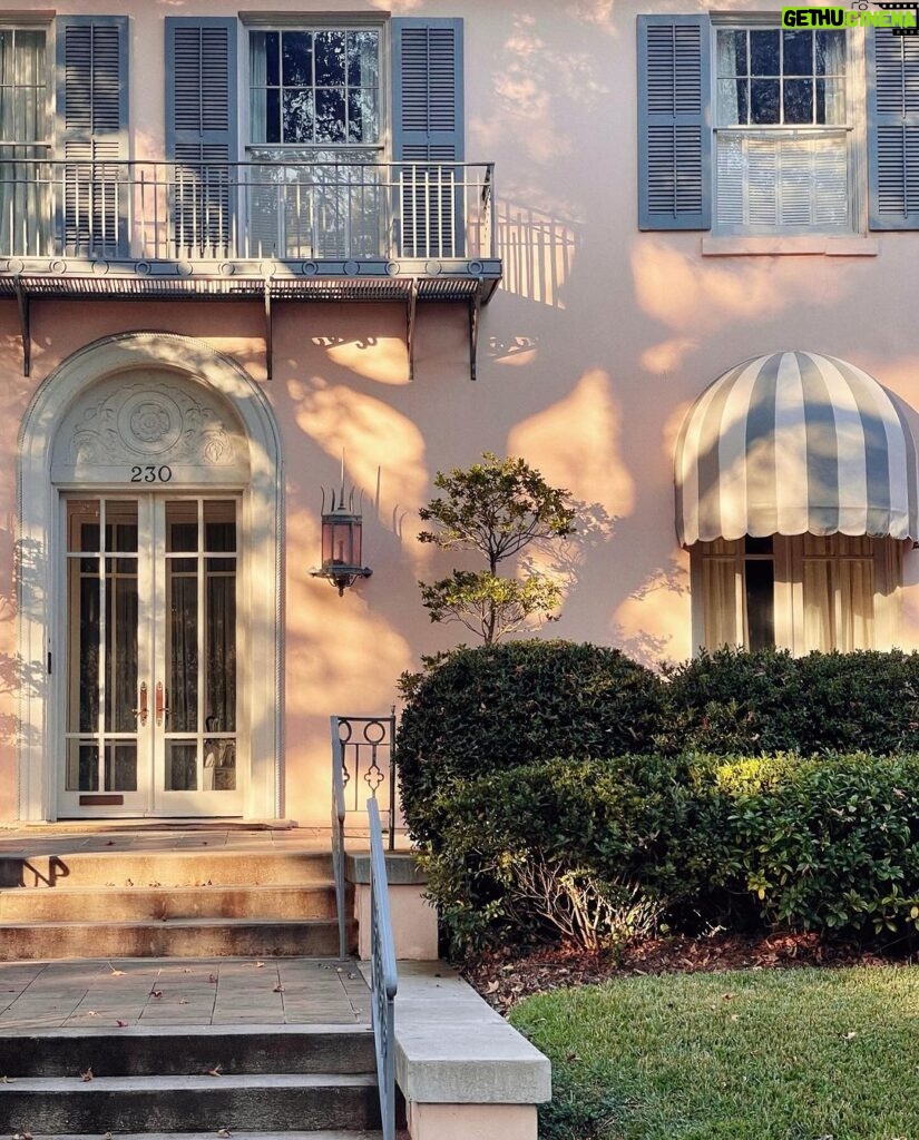 Ty Pennington Instagram - I’ll never get tired of walking these streets and admiring the architecture 🙌🏼✨ #SavannahGeorgia #southernliving #architecture #archlovers #southerncharm Savannah, Georgia