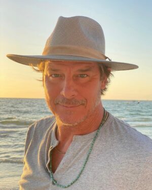 Ty Pennington Instagram - Looking at the weekend like… 😏 #whoooo why is the week after a holiday always such a sh*t show?! 😵‍💫😆 Is mercury still in retrograde?? #workinfortheweekend