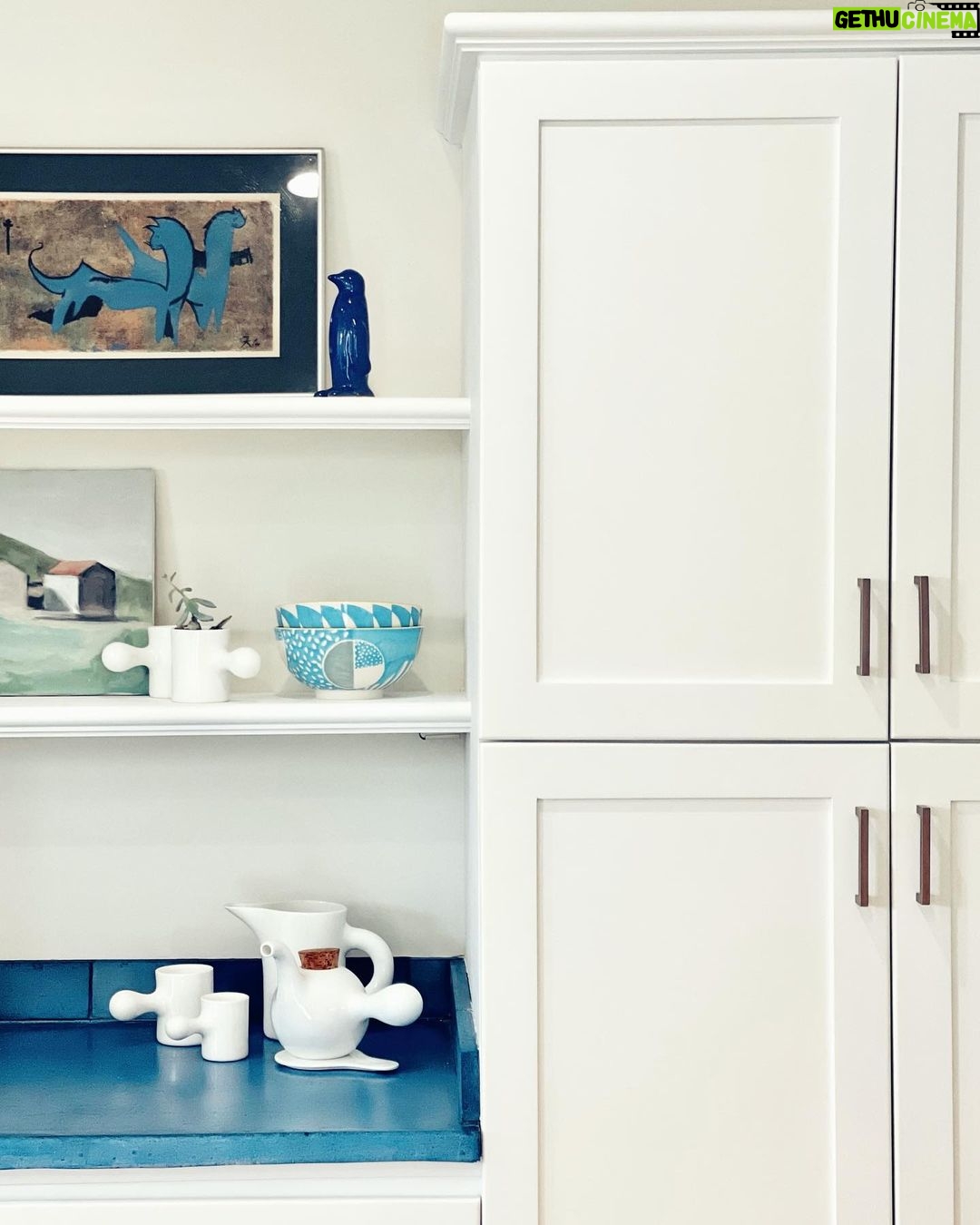 Ty Pennington Instagram - Collected corners in my former Venice Beach home π Blue concrete counters gave this all white kitchen the perfect pop of color π€πΌ #typenningtondesign #kitchendesign #whitekitchen #kitcheninspiration #kitcheninspo #interiors #whiteinterior Venice Beach, California