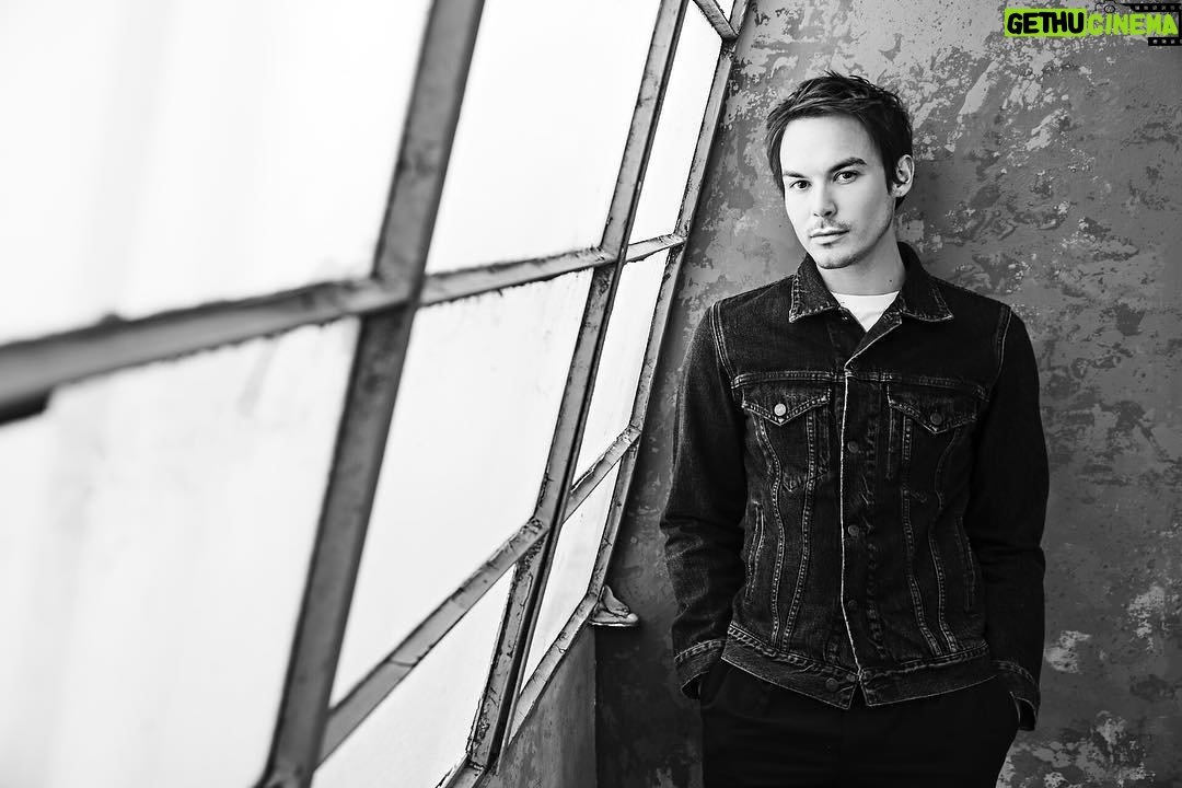 Tyler Blackburn Instagram - Who’s watching @cwroswellnm tomorrow night!?