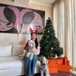 Uhm Ji-won Instagram – 벌써 12월 
한 해 마무리의 시작.
울 강쥐들이랑 @love_wonnie1230 
트리만들기🎄🌲

우리 2023년 예쁘게 마무리해요💓