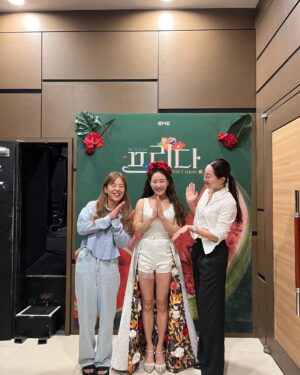 Uhm Ji-won Instagram - Art week

#paradise @pcitykorea 
#artnight 
#friezeseoul 
#라스트세션 
#뮤지컬프리다 
#fendi 
#shakeshakeburger #atomix