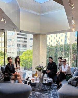Uhm Ji-won Instagram - Art week

#paradise @pcitykorea 
#artnight 
#friezeseoul 
#라스트세션 
#뮤지컬프리다 
#fendi 
#shakeshakeburger #atomix