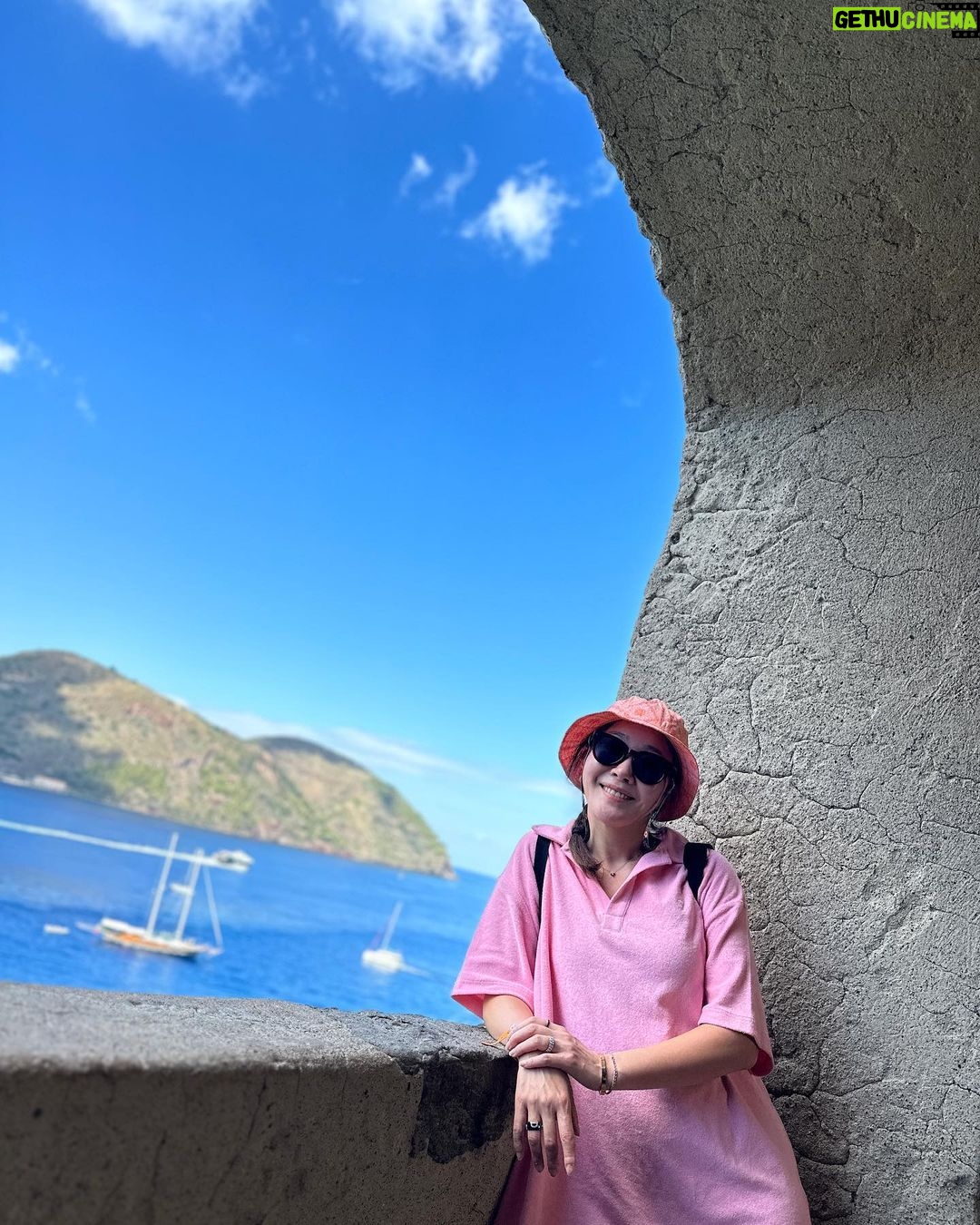 Uhm Ji-won Instagram - 제 뒤에 보이는 섬은 #salina 에요. 제가 좋아하는 영화 #ilpostino 의 배경이 되었던 아름다운 섬이에요. 여행에서 제가 좋아했던 영화속 도시나 장소를 마주할 때의 감동과 행복이 참 좋습니다. 그 시간이 함께 소환되기도 하고요.. 날이 좋을때 #에올리에제도 의 7개 섬을 볼 수 있다고 했는데, 운이 좋게 모든 섬들을 볼 수 있었어요 #italy #sicilia Lipari - Isole Eolie, Sicilia