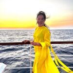 Uhm Ji-won Instagram - Photo by mom 클럽매드 크루즈에는 매일 저녁 드레스 코드가 있었어요 매일 저녁 이 시간 즈음에 만나는 🌅 선셋은 말로 표현할 수 없는 아름다움으로 마음의 큰 힐링을 주었더랬죠~ 이날의 드레스 코드는 white and neon neon 드레스 협찬 @jh_han 😊 Thanx lovya” Mediterranean Sea