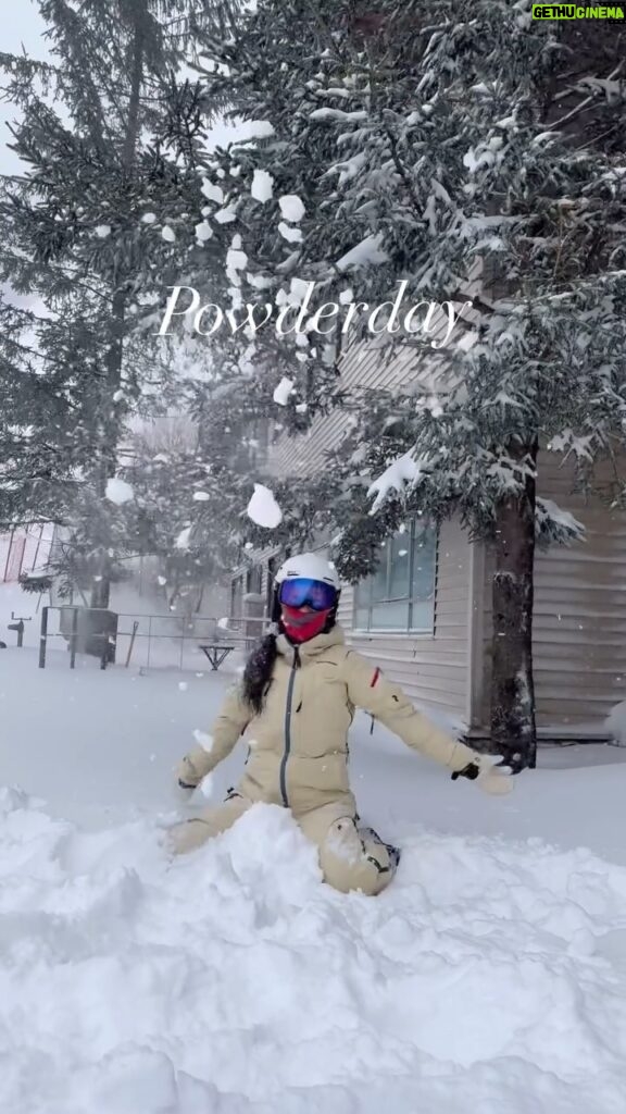 Uhm Ji-won Instagram - 드디어 만난 파우더데이⛷️💃🏻 #용세코 #powderday #powpowday #약속의땅 #용평 YongPyong Ski Resort, South Korea