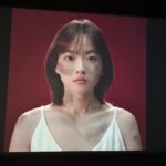 Uhm Ji-won Instagram - 연휴를 맞아 성수에 #에틱 의 #논펀저블 전시를 다녀왔어요 이미 친분이 있는 사람이 던지는 질문이기에 허물없이 마음을 열어준 배우들의 진솔한 이야기도 인터뷰에 맞는 비디오아트도 관객이 참여할 수 있는 공간구성도 참 좋았습니다. 저의 최애는 고래와 짐진자 였는데~ 궁금하신 분들 성수동 나들이 하셔도 좋을거 같아요 20대 초반의 반짝이던 덕환이가 멋진 아티스트가 된 모습을 보니 내 일 처럼 뿌듯하고 자랑스럽고 멋져 아주 행복한 전시였어요 #2월18일 #etik #대체불가한당신의이야기 #엄지추천