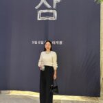 Uhm Ji-won Instagram - 리뷰 보고 꼭 보고 싶었던 영화. 살짝쿵 늦어서 포토월은 못서고 ^^;; 대신 셀프 포토월 로 응원하는 마음 전합니다 #ootd Knit, pants, bag @marni Shoes @adidasoriginals Photo by 류작가 @ryusdb #잠 #이선균 #정유미 감독님, 배우님들 연기, 연출 다 정말 좋았어요 많은 관객들과 만날 수 있는 영화가 되면 좋겠어요🙏 롯데시네마 월드타워
