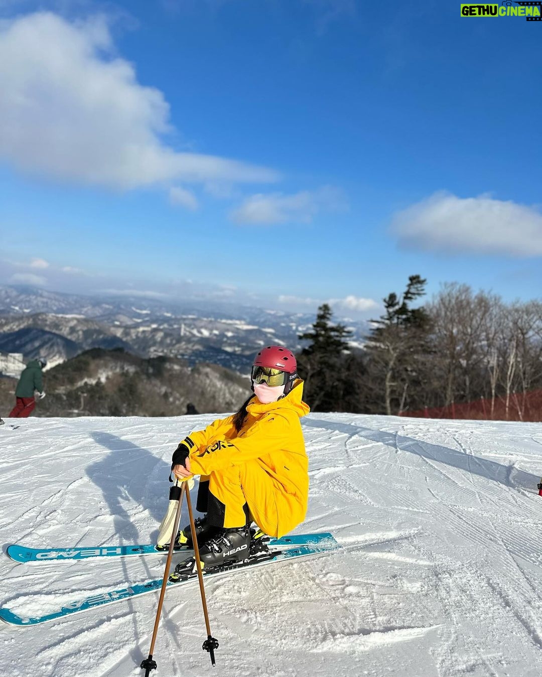 Uhm Ji-won Instagram - 내가 좋아하는 용평❄️ 스키에 진심이 되면서 스키복 스타일도 많이 변했어요~ 저 스키복 진짜 많은데..😅😅 패션보다는 기능성에 더 포커스를 두고 온도에 맞춰 그날의 스키웨어를 선택해요 쉘타입은 날씨에 따라 이너 미들러를 다양하게 매칭 할 수 있어서 참 좋은거 같아요~ 하지만 예쁜 것도 포기하기 싫었던 작년 나의 위시리스트 헤드 코어 스키복이 한국에도 드디어! 들어왔어요!⭐️👏 YongPyong Ski Resort, South Korea