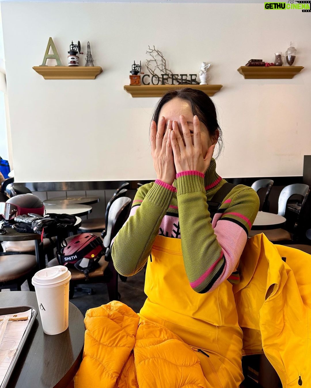 Uhm Ji-won Instagram - 내가 좋아하는 용평❄️ 스키에 진심이 되면서 스키복 스타일도 많이 변했어요~ 저 스키복 진짜 많은데..😅😅 패션보다는 기능성에 더 포커스를 두고 온도에 맞춰 그날의 스키웨어를 선택해요 쉘타입은 날씨에 따라 이너 미들러를 다양하게 매칭 할 수 있어서 참 좋은거 같아요~ 하지만 예쁜 것도 포기하기 싫었던 작년 나의 위시리스트 헤드 코어 스키복이 한국에도 드디어! 들어왔어요!⭐️👏 YongPyong Ski Resort, South Korea