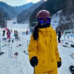 Uhm Ji-won Instagram - 내가 좋아하는 용평❄️ 스키에 진심이 되면서 스키복 스타일도 많이 변했어요~ 저 스키복 진짜 많은데..😅😅 패션보다는 기능성에 더 포커스를 두고 온도에 맞춰 그날의 스키웨어를 선택해요 쉘타입은 날씨에 따라 이너 미들러를 다양하게 매칭 할 수 있어서 참 좋은거 같아요~ 하지만 예쁜 것도 포기하기 싫었던 작년 나의 위시리스트 헤드 코어 스키복이 한국에도 드디어! 들어왔어요!⭐️👏 YongPyong Ski Resort, South Korea