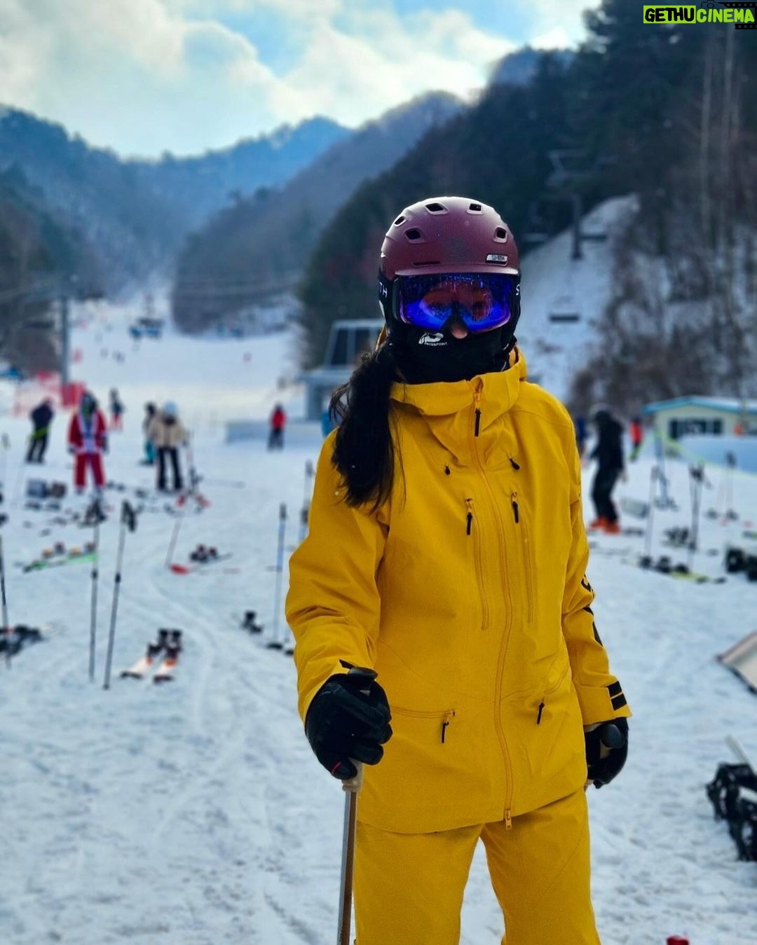 Uhm Ji-won Instagram - 내가 좋아하는 용평❄️ 스키에 진심이 되면서 스키복 스타일도 많이 변했어요~ 저 스키복 진짜 많은데..😅😅 패션보다는 기능성에 더 포커스를 두고 온도에 맞춰 그날의 스키웨어를 선택해요 쉘타입은 날씨에 따라 이너 미들러를 다양하게 매칭 할 수 있어서 참 좋은거 같아요~ 하지만 예쁜 것도 포기하기 싫었던 작년 나의 위시리스트 헤드 코어 스키복이 한국에도 드디어! 들어왔어요!⭐️👏 YongPyong Ski Resort, South Korea