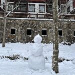 Uhm Ji-won Instagram – 날이 많이 추워졌어요.❄️
영하 15도 에도 거뜬한 @aztechmountain 루크 라인 입고
야간 스키 첫 도전⛷️
용평은 추운 날이 많아서 다운 라인이
꼭 필요 한 거 같아요.
#아즈텍 은 작년 스위스에서 카키 라인 샀었는데 올해는 @radstore552 에서~⛷️