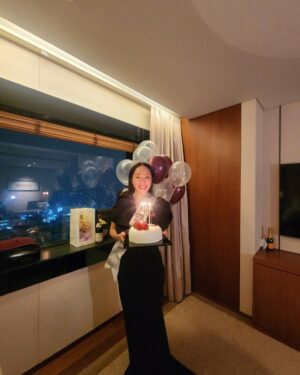 Uhm Ji-won Instagram - 조금 늦은 2023년 포스트.

지난해는 #잔혹한인턴 과 #여름감기 라는 단막으로 여러분들 만났었죠.
2023년 12월 30일
제작년에 방영된 #작은아씨들 로 #apanstarawards 에서 상을 받게 되어 저는 감사한 마음으로 한 해를 마무리 했어요. 작씨들이 작풍상도 받게되어 영광이었습니다. 

올 해도 열심히 연기해서 좋은 작품으로 인사드릴게요

수상하신 모든 분들 축하드리며
여러분 새해 복 가득 받으세요!! 💓