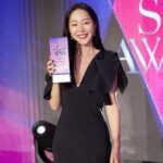 Uhm Ji-won Instagram – 조금 늦은 2023년 포스트.

지난해는 #잔혹한인턴 과 #여름감기 라는 단막으로 여러분들 만났었죠.
2023년 12월 30일
제작년에 방영된 #작은아씨들 로 #apanstarawards 에서 상을 받게 되어 저는 감사한 마음으로 한 해를 마무리 했어요. 작씨들이 작풍상도 받게되어 영광이었습니다. 

올 해도 열심히 연기해서 좋은 작품으로 인사드릴게요

수상하신 모든 분들 축하드리며
여러분 새해 복 가득 받으세요!! 💓