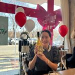Uhm Ji-won Instagram - 생일 잘 보냈어요 축하해주신 많은 분들 감사드려요 함께 오랜 시간을 지나온 친구들이, 그리고 늘 함께하는 비키와 사랑하는 가족들이 곁에 있음에 감사하며💓 제가 좋아하는 와인 처럼 제 곁의 인연들도 저도 잘 숙성되어 가길 기도하며, 살아갈게요💓🎁 #메리크리스마스