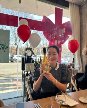 Uhm Ji-won Instagram - 생일 잘 보냈어요
축하해주신 많은 분들 감사드려요
함께 오랜 시간을 지나온 친구들이, 그리고 늘 함께하는 비키와 사랑하는 가족들이 곁에 있음에 감사하며💓
제가 좋아하는 와인 처럼 
제 곁의 인연들도 저도  잘 숙성되어 가길 기도하며, 살아갈게요💓🎁

#메리크리스마스