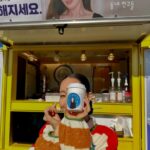 Uhm Ji-won Instagram - 부쩍 추워진 날씨에 따뜻한 마음처럼 와준 따뜻한 커피차 고마워 나의 오랜 동네친구💓 25년에 만날수 있는 #탄금#netflix #열심히촬영하고있어요