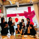 Uhm Ji-won Instagram - 생일 잘 보냈어요 축하해주신 많은 분들 감사드려요 함께 오랜 시간을 지나온 친구들이, 그리고 늘 함께하는 비키와 사랑하는 가족들이 곁에 있음에 감사하며💓 제가 좋아하는 와인 처럼 제 곁의 인연들도 저도 잘 숙성되어 가길 기도하며, 살아갈게요💓🎁 #메리크리스마스