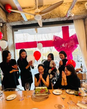 Uhm Ji-won Instagram - 생일 잘 보냈어요
축하해주신 많은 분들 감사드려요
함께 오랜 시간을 지나온 친구들이, 그리고 늘 함께하는 비키와 사랑하는 가족들이 곁에 있음에 감사하며💓
제가 좋아하는 와인 처럼 
제 곁의 인연들도 저도  잘 숙성되어 가길 기도하며, 살아갈게요💓🎁

#메리크리스마스
