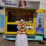 Uhm Ji-won Instagram - 부쩍 추워진 날씨에 따뜻한 마음처럼 와준 따뜻한 커피차 고마워 나의 오랜 동네친구💓 25년에 만날수 있는 #탄금#netflix #열심히촬영하고있어요