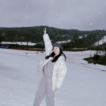 Uhm Ji-won Instagram - 날이 갑지기 많이 추워졌어요. 추운건.. 싫지만.그래도 스키가 있어행복한 겨울이에요 저도 23/24 스키 시즌을 시작했답니다. 스키도 바꾸고 평생 한번만 하면 된다는 팬텀왁스로 시즌 준비 잘해서 첫 스킹을 안전하고 재미있게 마쳤어요. 스키어분들 우리 이번 시즌도 안전스킹⛷️해요~ #휘닉스파크 #더그린컵캠프 #head #마스터즈클럽