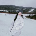 Uhm Ji-won Instagram - 날이 갑지기 많이 추워졌어요. 추운건.. 싫지만.그래도 스키가 있어행복한 겨울이에요 저도 23/24 스키 시즌을 시작했답니다. 스키도 바꾸고 평생 한번만 하면 된다는 팬텀왁스로 시즌 준비 잘해서 첫 스킹을 안전하고 재미있게 마쳤어요. 스키어분들 우리 이번 시즌도 안전스킹⛷️해요~ #휘닉스파크 #더그린컵캠프 #head #마스터즈클럽