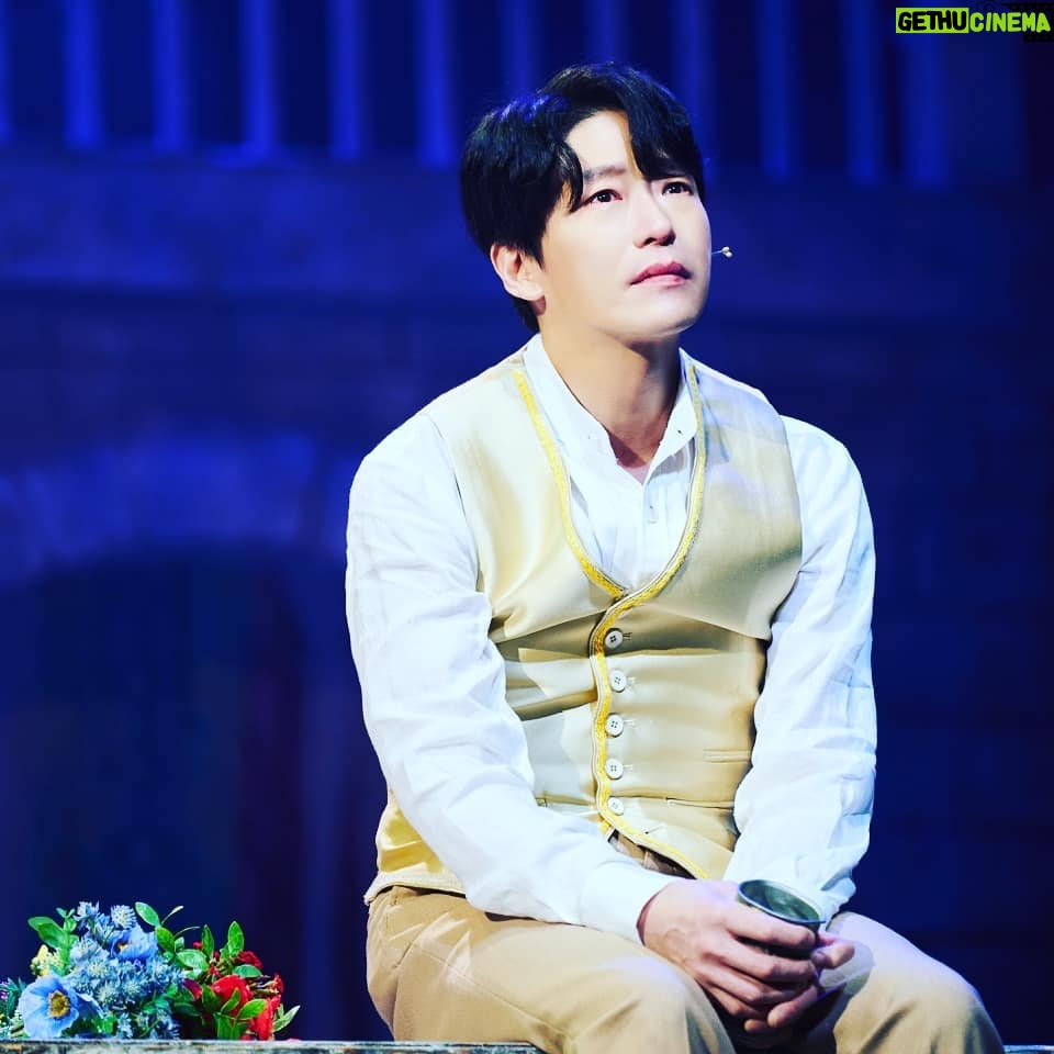 Uhm Ki-joon Instagram - 파란엉덩이... 빨간보조개... 못난 베르테르....