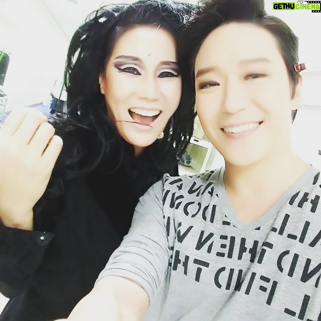 Uhm Ki-joon Instagram - 저번시즌 레베카때~ 낮공연 끝날즈음 영숙이와~ 저녁공연 준비하는 나~~ㅎㅎ
