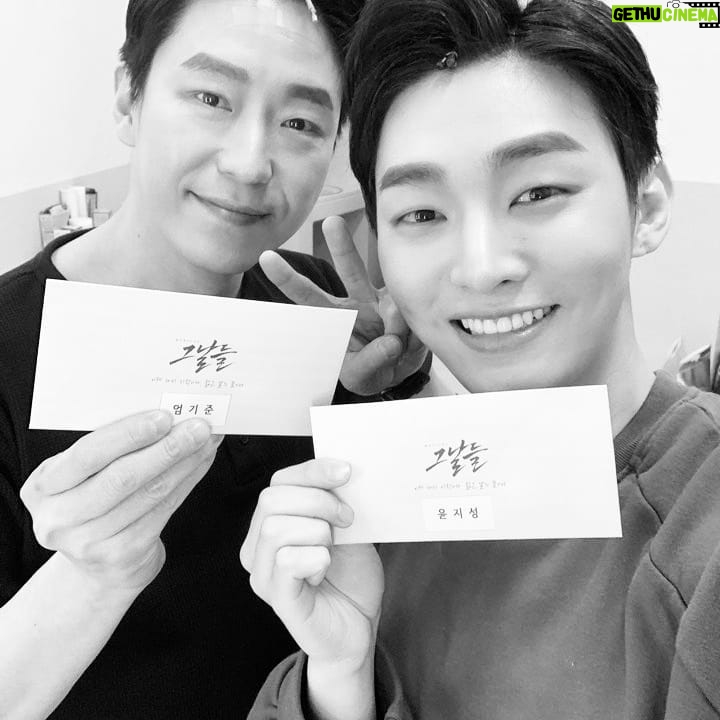 Uhm Ki-joon Instagram - 그날들 만원사례~ 감사합니당~~ㅎ 지성아 막공축하해~~ㅎ