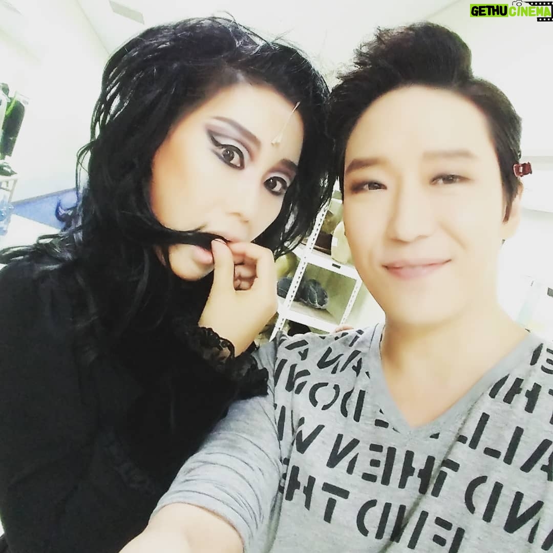 Uhm Ki-joon Instagram - 저번시즌 레베카때~ 낮공연 끝날즈음 영숙이와~ 저녁공연 준비하는 나~~ㅎㅎ