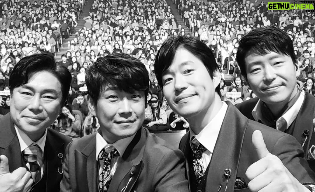 Uhm Ki-joon Instagram - 너무 감사했습니다~ 새해 복 많이 받으세용^^*ㅎ 엄유민법 화이팅!!!!!ㅎ