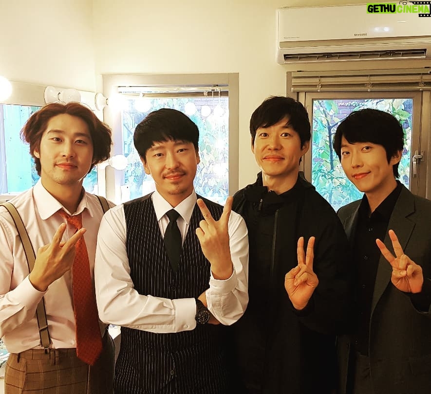 Uhm Ki-joon Instagram - 어제 공연을 보러와주신 준상행님~ 재밌게봐주셨다니 다행입니당~ 이제 오늘 벌써 막공이네요~ 목소리가 잘 안나와서 좀걱정이지만~ 그래도 최선을다하겠습니당~ 화이팅!!!!!!!