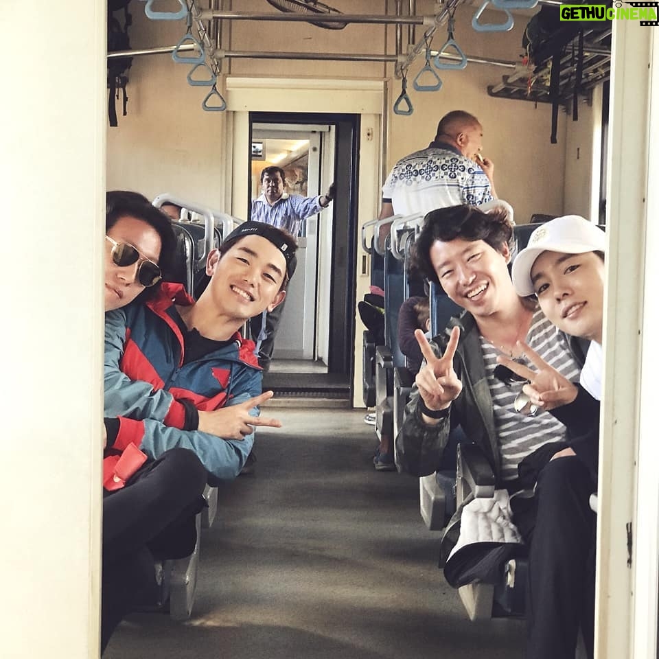 Uhm Ki-joon Instagram - 스리랑카 기차안에서~ 가자 한국으로~~ㅎㅎ