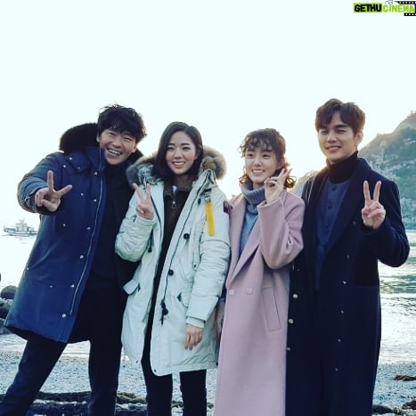 Uhm Ki-joon Instagram - 거제도에서의 단체샷~ 카메라가 너무많아서 시선이다른건 어쩔... 새해 복많이받으세용^^*ㅎㅎ 로봇이아니야 화이아~~!!!