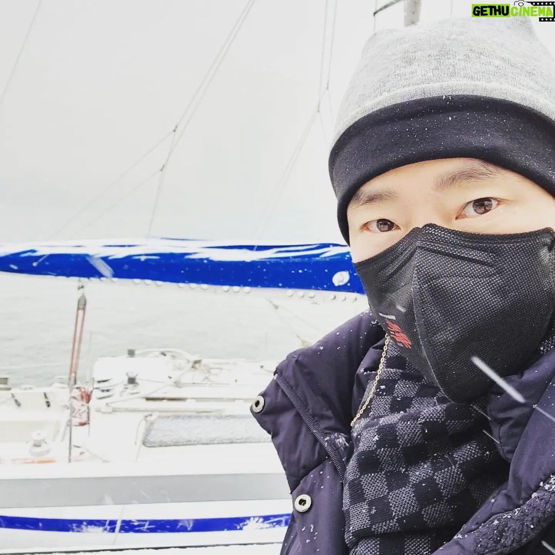 Uhm Ki-joon Instagram - 눈오는 날 한강에서~~ㅎ 겁나 춥네~~ㅜㅜ