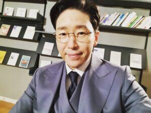 Uhm Ki-joon Instagram - 간만에 촬영을 했네요~
아직은 말씀드릴수 없지만~
4월이되면 아실수있을거예요~~ㅎ
모두들 코로나 조심하시구요~
항상 건강하세용~~^^*ㅎ