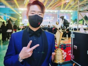 Uhm Ki-joon Instagram - 2021 아시아모델어워즈 아시아스타상~
정말 감사합니다~
앞으로 더 믿을수있는 배우가 되도록 
항상 끊임없이 노력하고 공부하겠습니다~
열심히 살겠습니다^^*