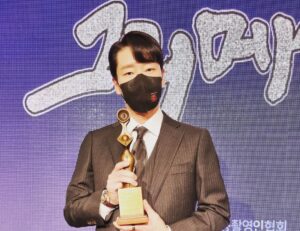 Uhm Ki-joon Instagram - 2021 그리메상 최우수연기자상~
감사합니다~~!!!!!! ^^*