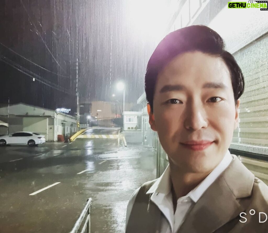 Uhm Ki-joon Instagram - 비가내리던 어느날 셋트장에서....