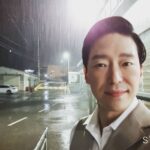 Uhm Ki-joon Instagram – 비가내리던 어느날 셋트장에서….