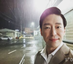 Uhm Ki-joon Instagram - 비가내리던 어느날 셋트장에서....