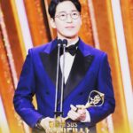 Uhm Ki-joon Instagram - 많이 부족합니다... 이런 저에게 너무나 과분한 상을 주셔서 그저 감사할뿐입니다... 앞으로 더 좋은 배우가 되기위해 항상 노력하고 또 노력하는 배우가 되도록 최선을 다하겠습니다... 항상 건강챙기세요^^*