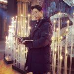 Uhm Ki-joon Instagram - 펜트하우스 셋트장~ 분수대앞에서 찰칵!!! 재밌게 봐주세용^^* 저 그렇게 나쁜사람 아녜요~~ㅎ