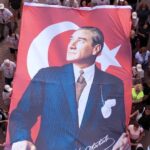 Umut Oğuz Instagram - Canlar verilmiş uğruna, her santimine şehitler ekilmiş bu vatan borcu nasıl ödenir ? Evlatlarımızı bu bilinçle yetiştirmek zorundayız ki; savaşarak alamadıkları bu topraklara kimse çökemesin ! Başta Mustafa Kemal Atatürk olmak üzere tüm şehitlerimizi rahmetle anıyor, 30 Ağustos Zafer Bayramımızı kutluyorum. 🇹🇷🇹🇷🇹🇷🙏🏼🙏🏼🙏🏼 #30ağustoszaferbayramı #mustafakemalatatürk @okanoguzz