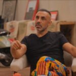 Umut Oğuz Instagram - Saçlar uzun mu, kısa mı ? 21 yıl önceki ben ve bugünkü ben. Diyorum ki iyi ki yaş alıyoruz 😂😂 Harika sohbetti teşekkürler @peyvend 🙏🏼 Link bioda 👍🏼 #umutoğuz #umutoguz #tbt #hgg