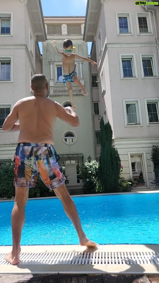 Umut Oğuz Instagram - Her çocuk bir süper kahraman değil midir ? 🧿🧿🧿🧿🧿 @ezberbozanbebekler #tenet #ezberbozanbebekler #hollywood #myson #superstar #marvel