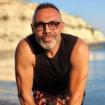Umut Oğuz Instagram - [Kendime Not] Yok benden geçmedi biliyorum. Hala dans ediyorum. Hala hayat doluyum. Alkolsüz de olsa eğlenmeyi seviyorum. Ama çevre değişti tabi ki. "Aaah ah bizim zamanımızda" yaşlarına henüz gelmedim. (Ya da öyle sanıyorum) ama biz yirmili yaşlarda, müzikli ortam oldumumuydu deli gibi dans ederdik. Bazen bi koreografi, bazen çift, bazen de yalnız ama dans ederdik. Herkes dans ettiği için kolektif bir hareket olurdu. Sinerjiden mutlu olunurdu. Şimdi herkes küçük ama dev adacıklara bölünmüş, herkes bi star. Erkeklerde mondofon gibi durmak moda olmuş. Denedim yapamadım. Elimi ayağımı nereye koyacağımı bilemedim. Sadece poz veren jöleli kardeşleri izledim walking dead tarzlarından gözlerimi alamadım. Ciks gözlük, kadeh ve dumanı tüten herhangi bi şey yeterli durmak için. Ortam kalabalık mesela ama kimse birbirine bakmıyor. Kol sabit ileri doğru açık, elde telefon, amaç net orada olmayan kim varsa çatlatmak. Biri telefonu kaldırdığı an herkes kadraja doluşuyor ve ifadeler değişiyor. Ulen oradaki sensen, az önceki kimdi deyiveriyosun içinden. Kural basit, hangi şarkı çalıyosa, kendine aşık bakaraktan hönküre hönküre şarkıyı söylemek. Ya da söylüyormuş gibi yapmak her neyse ağzını uydur yeter. Kamera indiği an telefona üşüşüp izleme faslı var ki az önce hönküren moddan oraya nasıl geçildiğini ben usûlen çözemedim. Valla ne yalan söyleyeyim, oyuncu benim ama ellerine su dökemem. Bir de filtreler var evlerden ırak herkes dünya güzeli. Özellikle dikkat ettim, ne mutlu kızlarımızın hepsi doğal. Bayıldım. Ördek dudak, takma kirpik, kaynak saç ve silikon memen yoksa kapıdan almıyolar. Git yaptır gel utanmaz diye kovuyolar. Bundan sonra kendini elletmemiş bir kadın görürsem "aaaa varoooş" diye çemkiresim var savulun! Lütfen yaptırmadıysanız bak valla hatrım kalır. Dolgu, botoks, bok püsür ne varsa yaptırın gözlerimizin feriyle oynamayın. Herkes aynı, herkes eşit olsun. Topumuza estetikli şifalar diliyorum. Çeşme'den bu kadar. Buraya kadar okuduysan fotoğraflar orjinal. Dolgu botoks filtre vs yok affedin. #summer2022