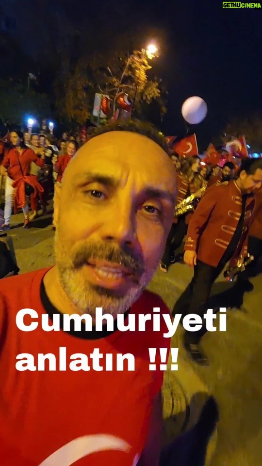 Umut Oğuz Instagram - Önderimiz, kurucumuz Mustafa Kemal Atatürk'ün cephelerde planladığı, dünyanın en büyük güçlerine kafa tutmayı başardığı, düşmanı çaresiz, Türk milletini güçlü kılan Cumhuriyeti namusumuz gibi korumak boynumuzun borcudur. Unutma: Cumhuriyete karşı duran ya anlamamıştır ya da bu vatana düşmandır. Doğum günün kutlu olsun Türkiyem 🇹🇷 #29ekimcumhuriyetbayramı